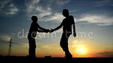 男人在夕阳下在街上遇见女人，用温暖的握手问候她。
